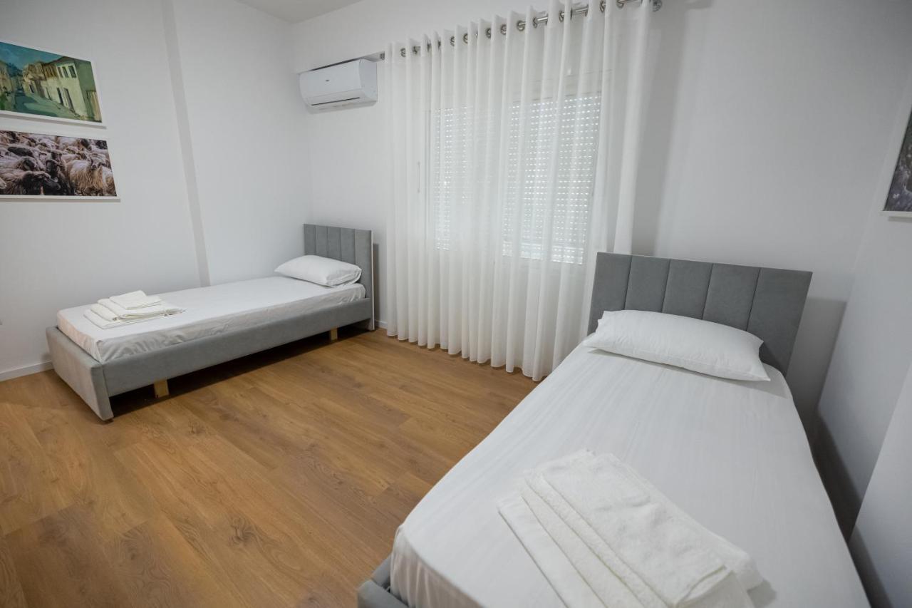 Victoria Lungomare Apartment Vlore Bagian luar foto